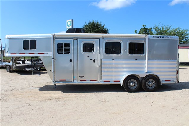 Featherlite 8533 3H Living Quarters