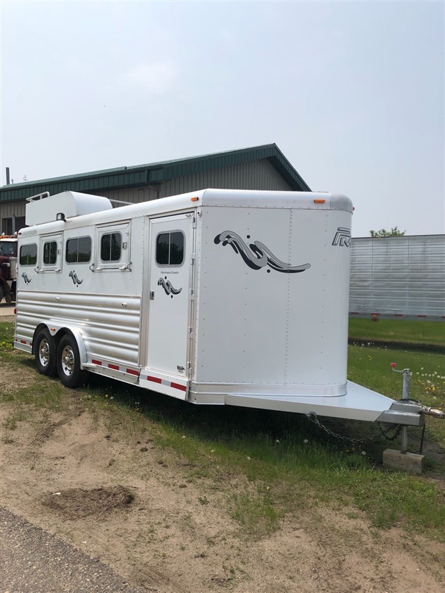2015 Platinum 2015 Platinum Coach 4Horse Bumper Pull Deluxe