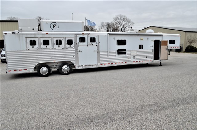 2006 4 Star, Slideout, 6 Horse w/Outlaw LQ 21' Shortwall
