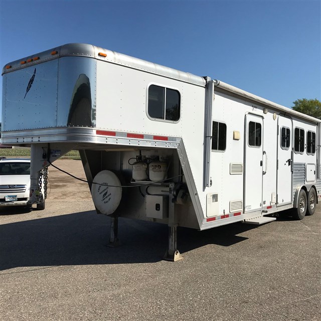 2004 Featherlite 3-Horse GN 10' SW LQ