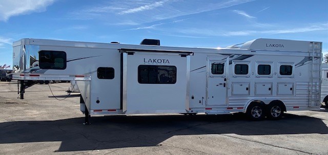 2022 Lakota Charger 4 horse 13' shortwall C8413SR