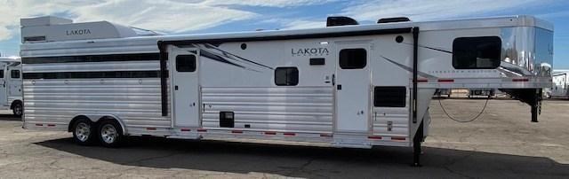 2021 Lakota  Stockback LQ 11' SW Slide & Gen Used one time 