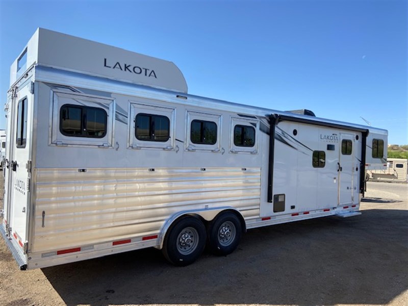 2022 Lakota 4 Horse Charger LQ 9'SW