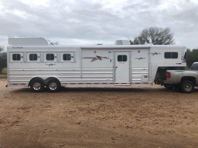 2025 Platinum Coach 4 h 10.6 swall gen, hyd jack, bunk above couch