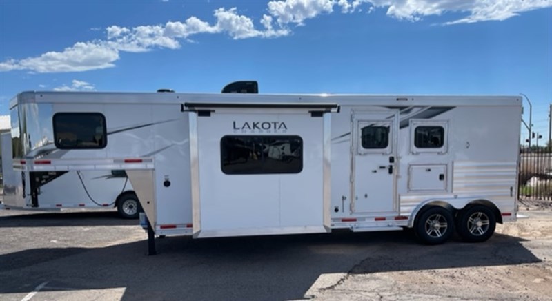 2023 Lakota Charger 2 horse 11' shortwall with slide