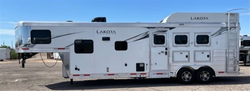 2023 Lakota 3 horse 11' sofa riser generator hay rack