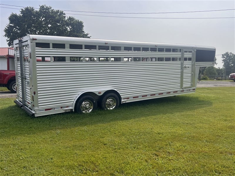 2007 Platinum Coach 24ft stock trailer