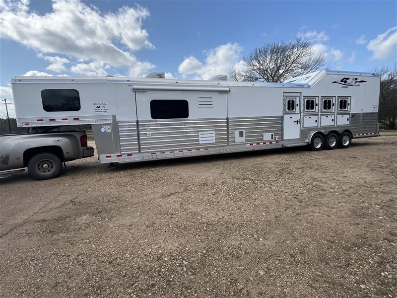 2024 4 Star 4h side load loaded w airride lots of storage