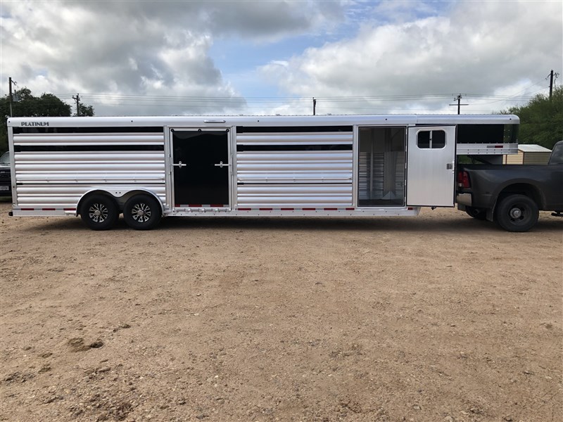 2026 Platinum Coach 28ft show cattle