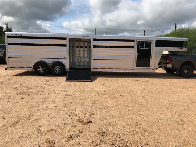 2026 Platinum Coach 28ft show cattle