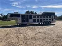 2022 7 horse Platinum 7 horse side tack/dressing room