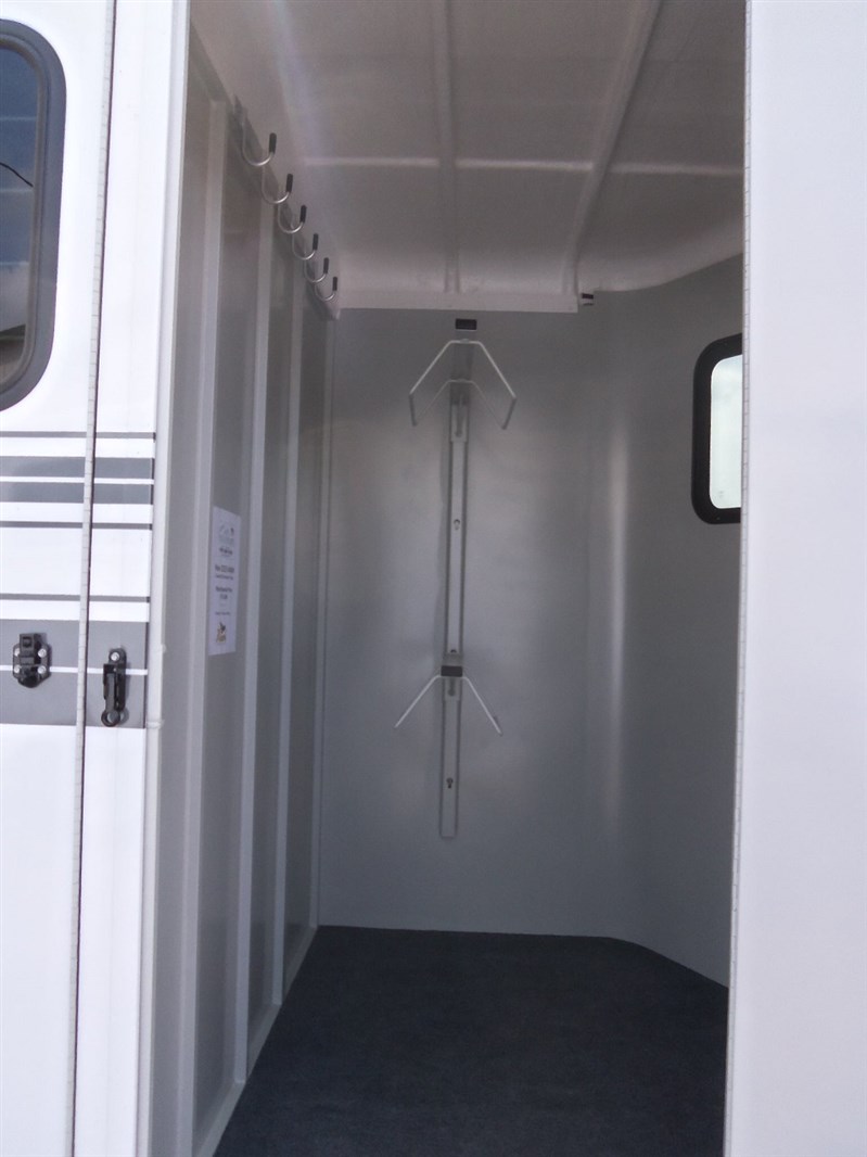 2025 Hawk 2 horse strtld - rear doors