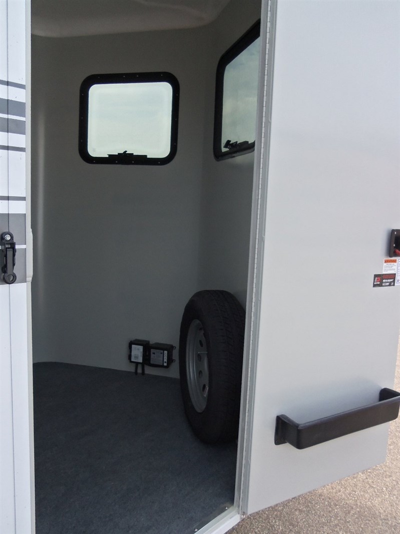 2025 Hawk 2 horse strtld - rear doors