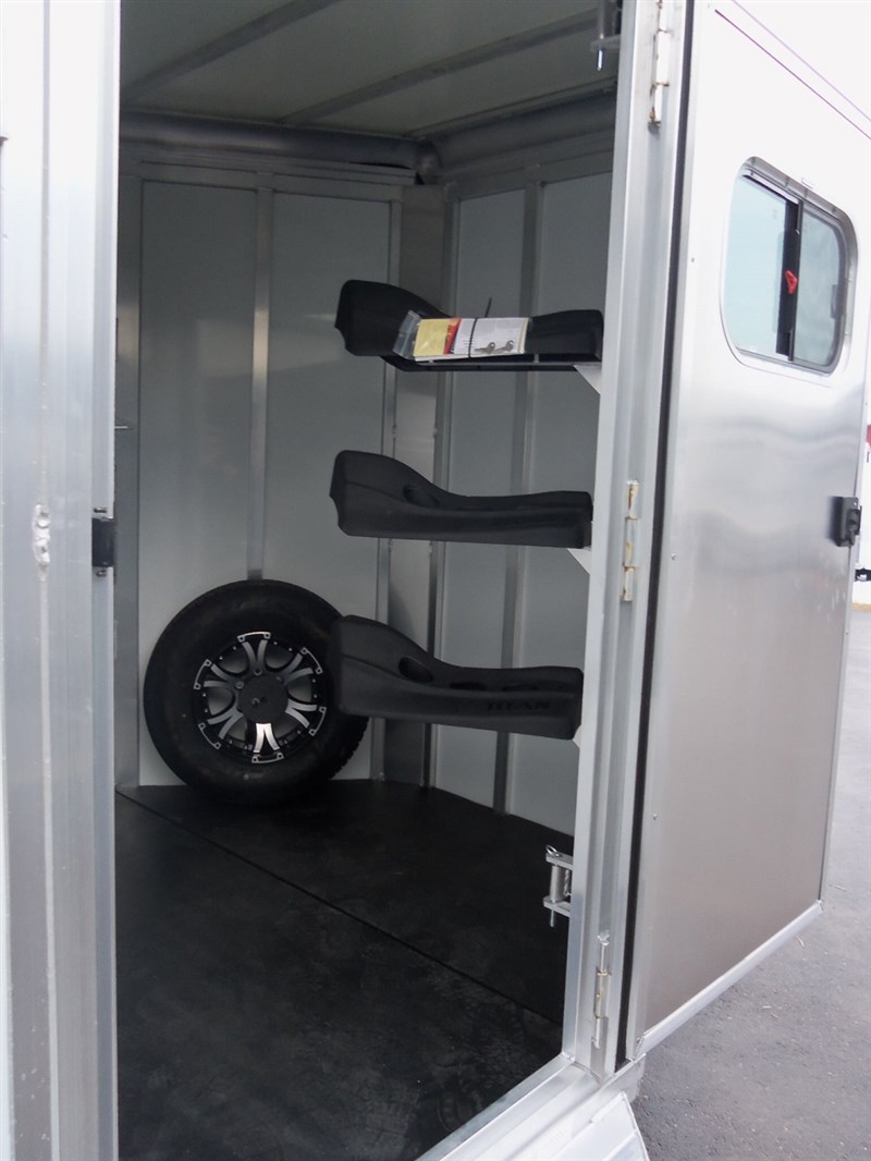 2022 Titan 2 horse all aluminum bp, with bus windows, deluxe