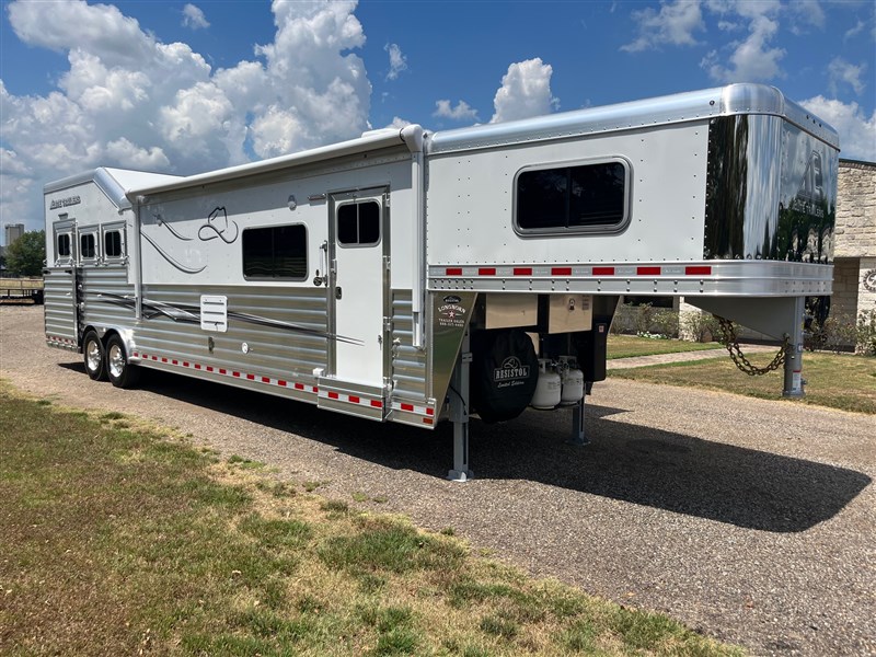 2026 Elite 3 horse 15'6'' living quarter side load