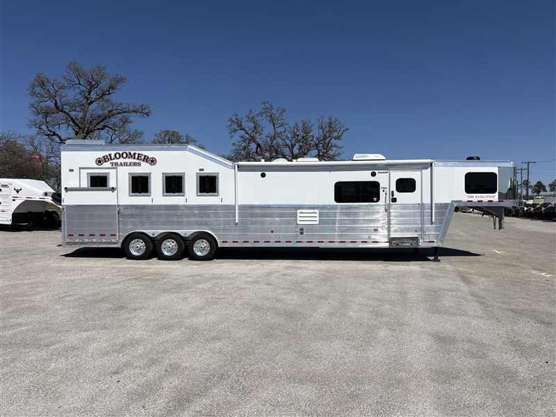 2022 Bloomer 4 Horse w/ 16' Outlaw Conversion 