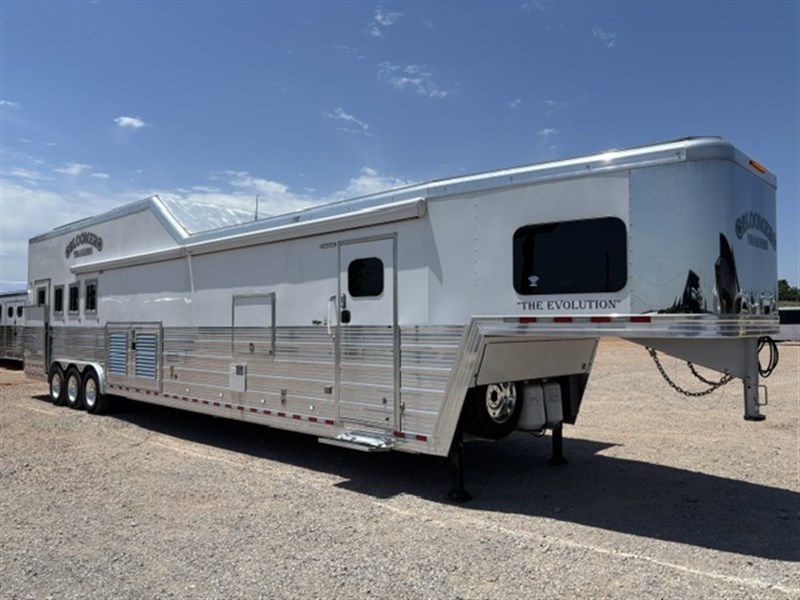 2022 Bloomer Bloomer 4H 22' Outlaw Loft