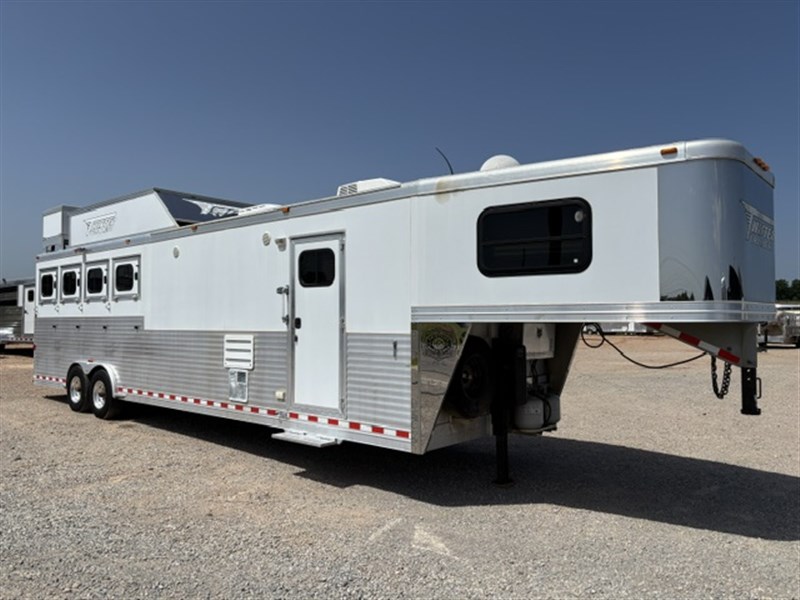 2012 Twister Twister 4H 12' Living Quarters