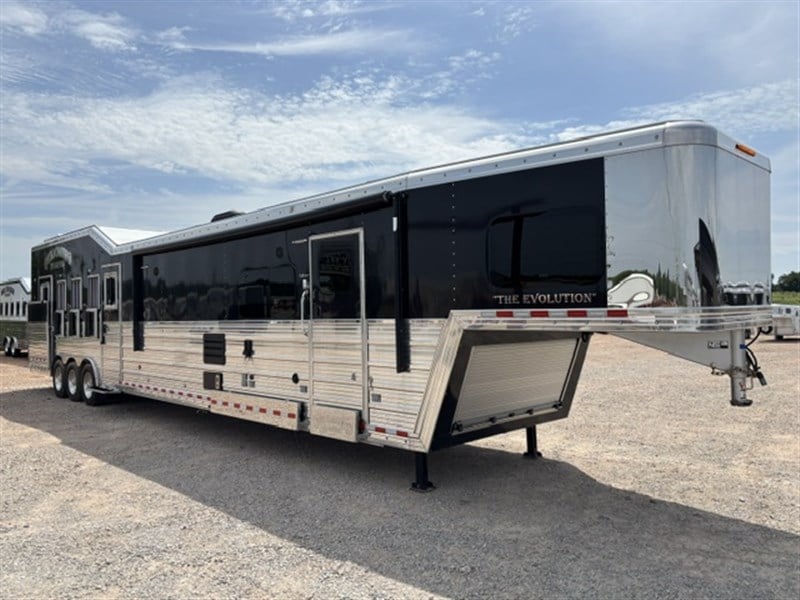 2022 Bloomer Bloomer 5 Horse Side Load 18' LQ W/ Slide + Bunk